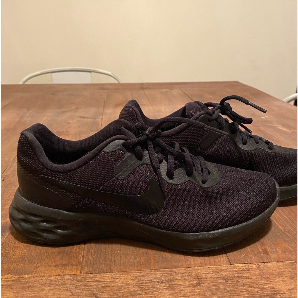 Ladies size 7.5 Nike Running Shoes. EXCELLENT LIKE NEW CONDITION!!!!